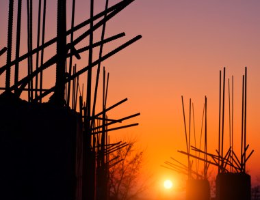 Gün batımında beton sütunlarından armatür