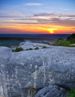 Gün batımında dağ manzarası