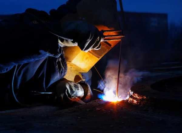 Schweißer braut verantwortungsvolle Metallkonstruktionen — Stockfoto