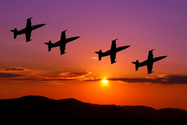 Aviones de combate en el cielo al atardecer —  Fotos de Stock