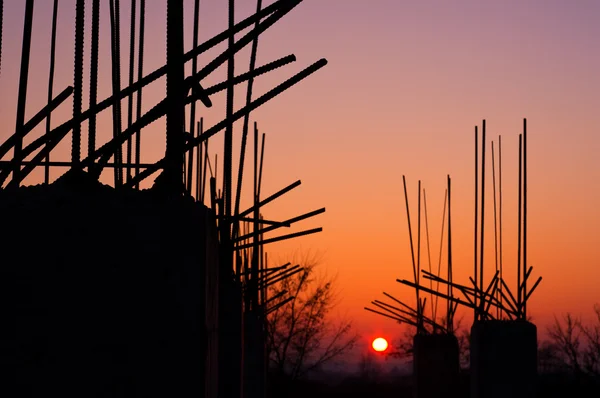 Armatura da colonne di cemento al tramonto — Foto Stock