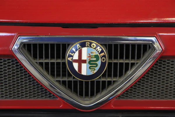 Auto d'epoca logo "ALFA ROMEO 75" 1987 anno — Foto Stock