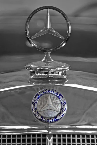 Ретро-автомобіль логотип "Mercedes-Benz 300d" 1957 року — стокове фото