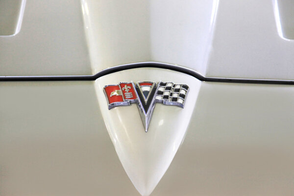 Винтажный автомобильный логотип "Chevrolet Corvette C2" 1964 года
