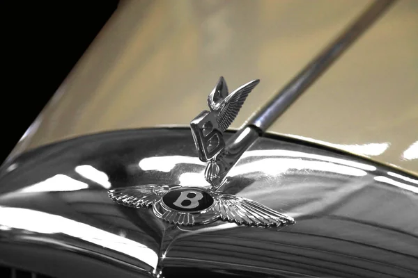 クラシックカーのロゴ「ベントレー S1 コンチネンタル」1955 年 — ストック写真