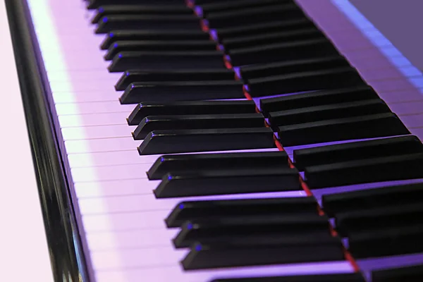 Klaviertasten mit lila — Stockfoto