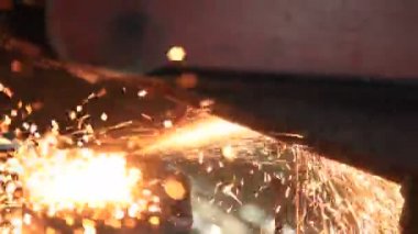 Kapalı metal testeresi bir çeliği keser 