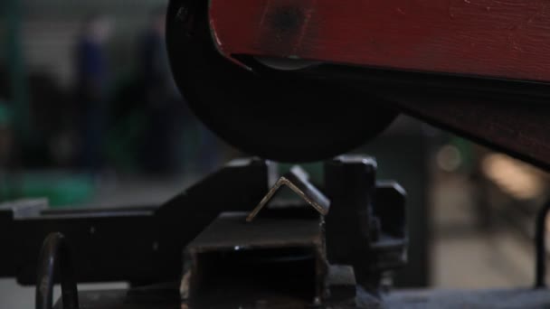 Закрита металева пилка для різання сталі — стокове відео