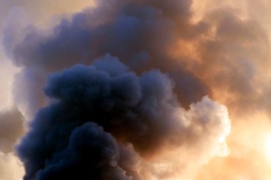  Ateşten duman çıkıyor.