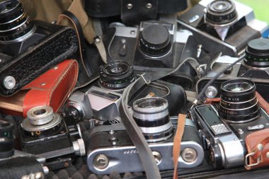 Bir pazarda eski fotoğraf makineleri