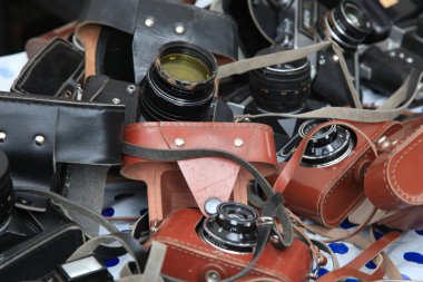 Bir pazarda eski fotoğraf makineleri