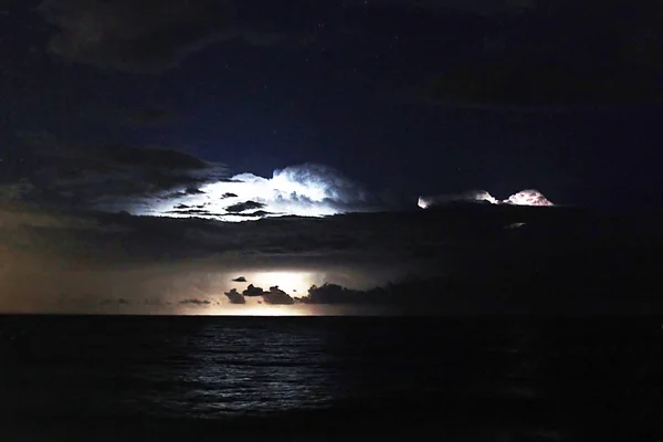 Blitz in den Wolken — Stockfoto