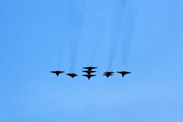 Aeronaves de combate voando — Fotografia de Stock