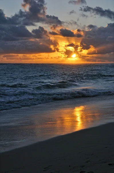 Coucher de soleil réfléchi sur l'océan — Photo