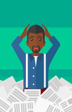 Gazeteler yığını erkekte.