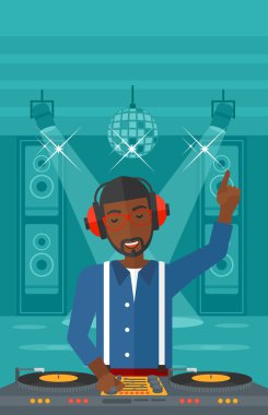 DJ konsolu ile gülümseyen.