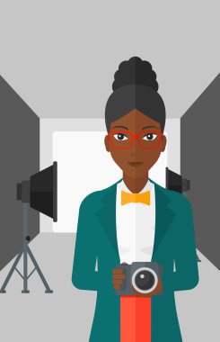 Fotoğrafçı holding kamera gülümseyen.