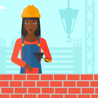 Duvarcı ustası spatula ve tuğla ile.