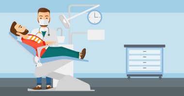 Diş hekimi ve diş hekimi sandalye erkekte.