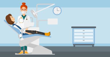 Diş hekimi ve diş hekimi sandalye kadında.