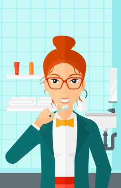 Dişlerini fırçalayan kadın.