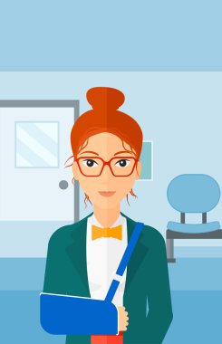 Kolu kırık olan kadın.