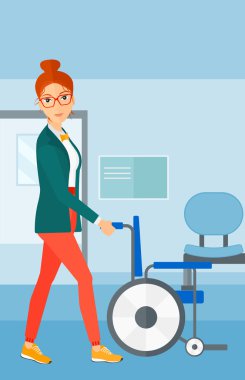 Kadın iterek tekerlekli sandalye.