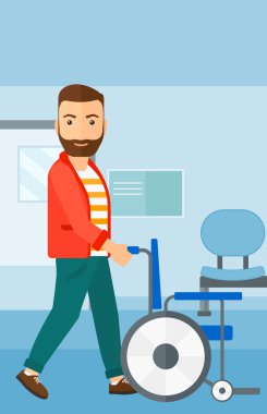 Adam iterek tekerlekli sandalye.