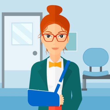 Kolu kırık olan kadın.