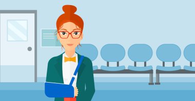 Kolu kırık olan kadın.