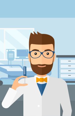 Doktor hastane koğuşunda şırınga.