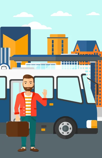 Hombre de pie cerca de autobús . — Vector de stock