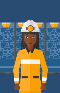 Kask içinde kendine güvenen madenci.