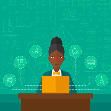 laptop ile okuyan kadın.