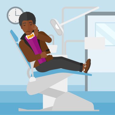 Adam diş sandalyede acı.