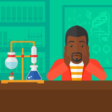 Adam kafasını tutarak çaresizlik içinde.