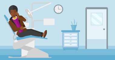 Adam diş sandalyede acı.