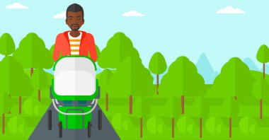 Adam iterek çocuk arabası.