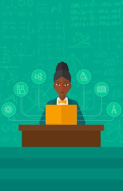 laptop ile okuyan kadın.