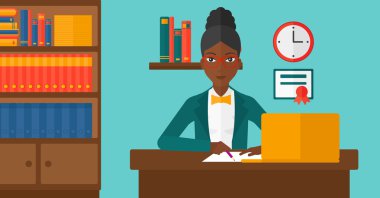 Eğitim için dizüstü bilgisayar kullanan kadın.