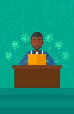 Laptop ile okuyan adam.