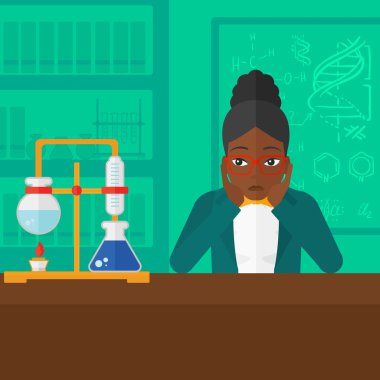 Kadın kafasını tutarak çaresizlik içinde.