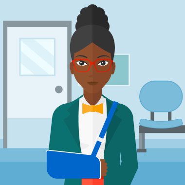 Kolu kırık olan kadın.