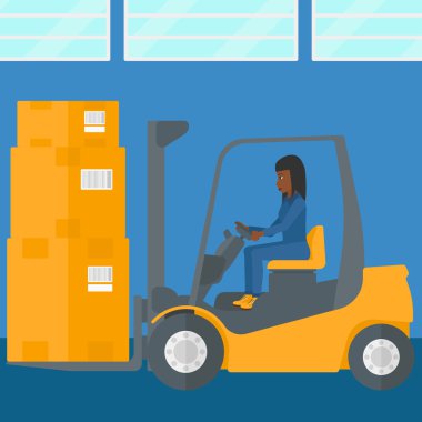 Forklift kamyon ile yük taşıma alt depo.