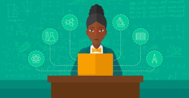 laptop ile okuyan kadın.