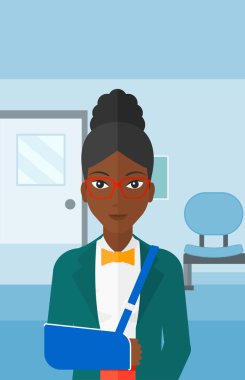 Kolu kırık olan kadın.