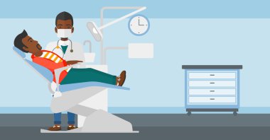 Diş hekimi ve diş hekimi sandalye erkekte.