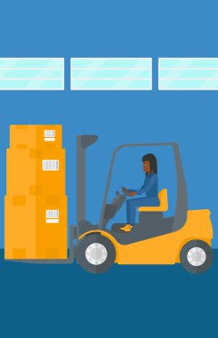 Forklift kamyon ile yük taşıma alt depo.