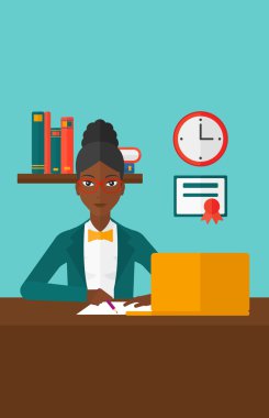 Eğitim için dizüstü bilgisayar kullanan kadın.