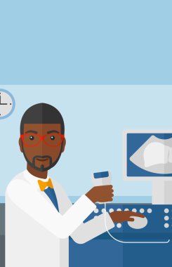 Erkek ultrason uzmanı.